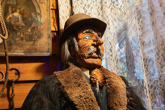 Tinkertown Window Gazer